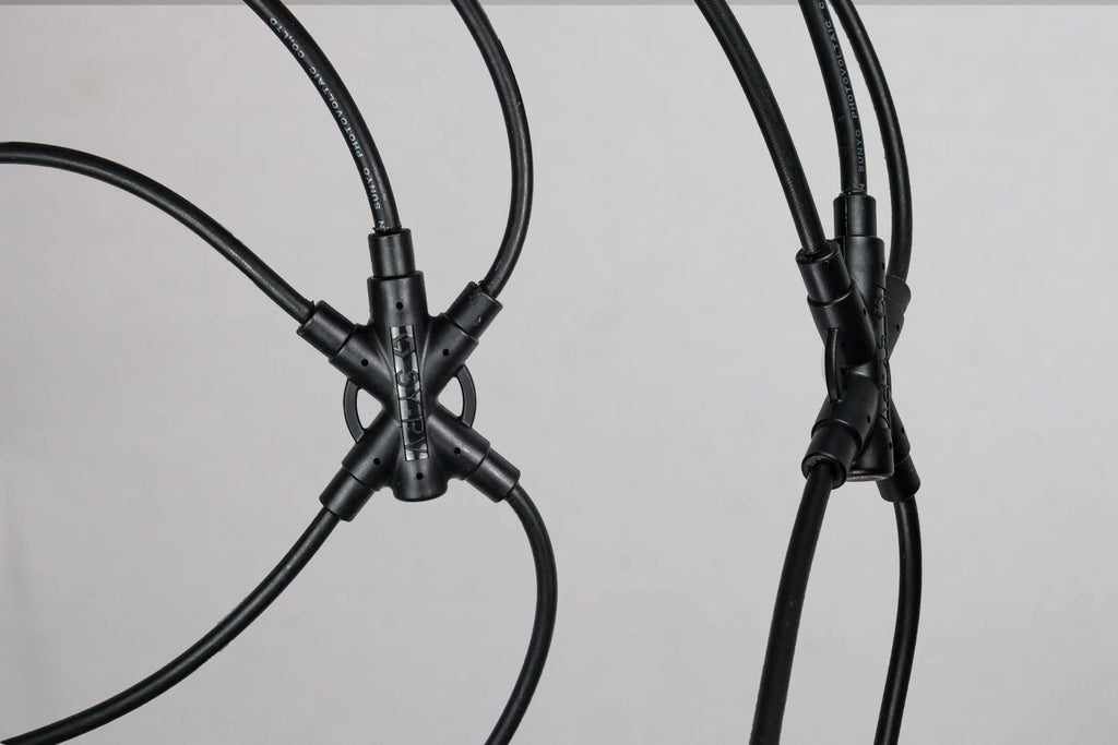 Close-up of PVconnectorpro CM41-A X-Type 1000V DC solar PV 4-way connector with SY-PV branding, waterproof IP67, 20A-40A, TUV UL certified.