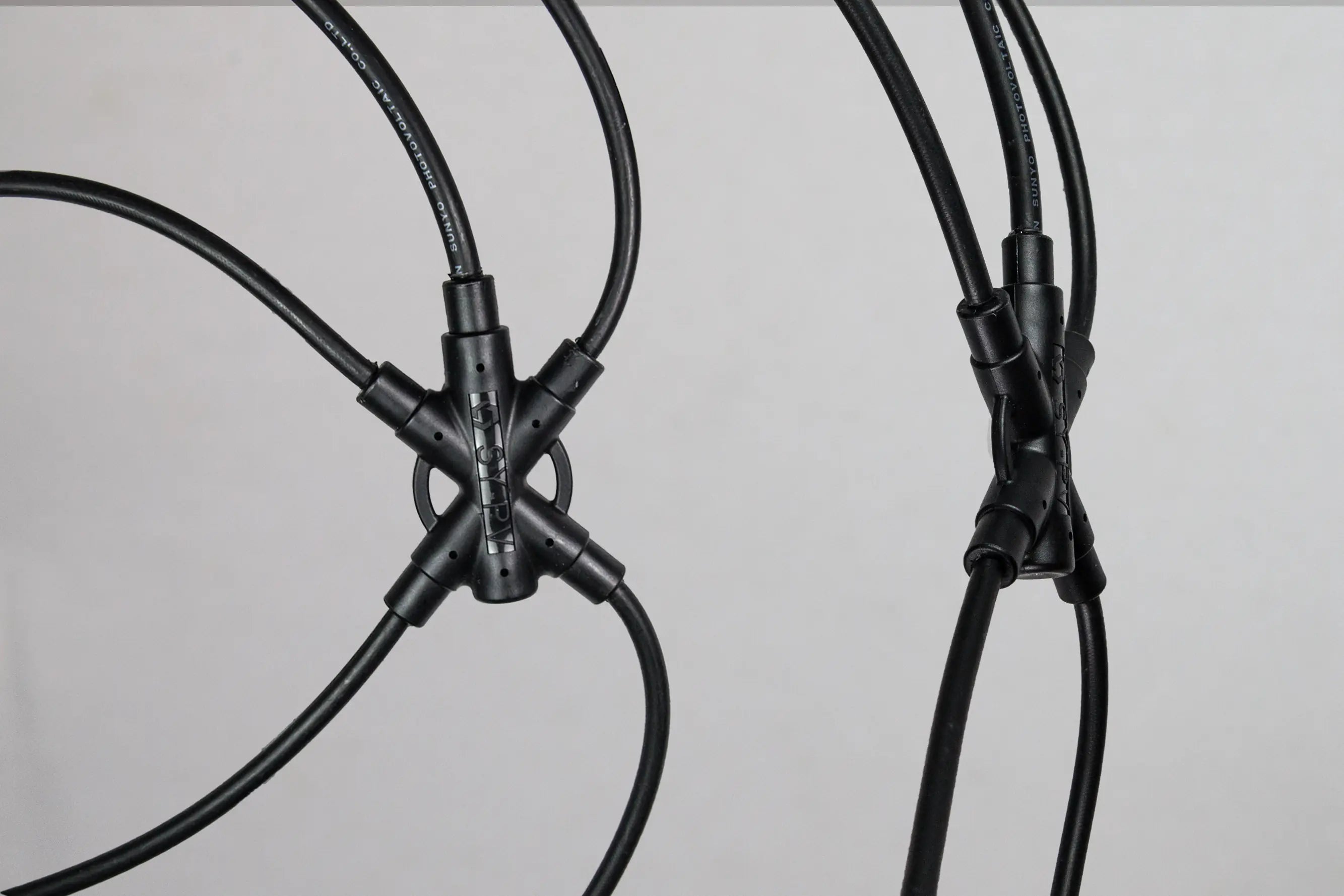 Close-up of PVconnectorpro CM41-A X-Type 1000V DC solar PV 4-way connector with SY-PV branding, waterproof IP67, 20A-40A, TUV UL certified.