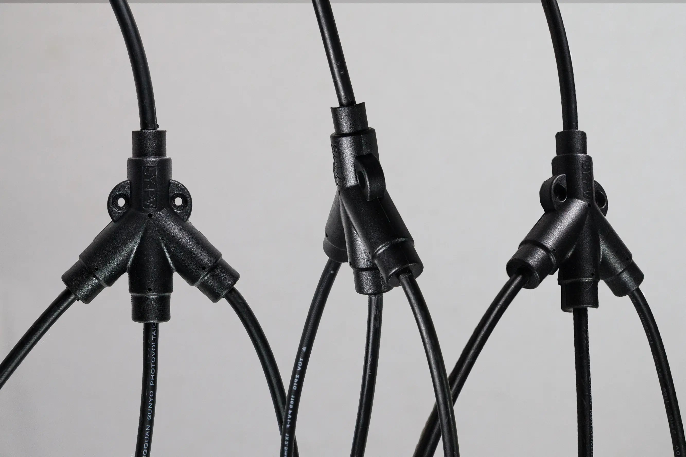 Close-up of PVconnectorpro CM31-B 1000V DC solar Y-branch connector, 3-in-1 T-type, waterproof IP67, rated 20A-40A.