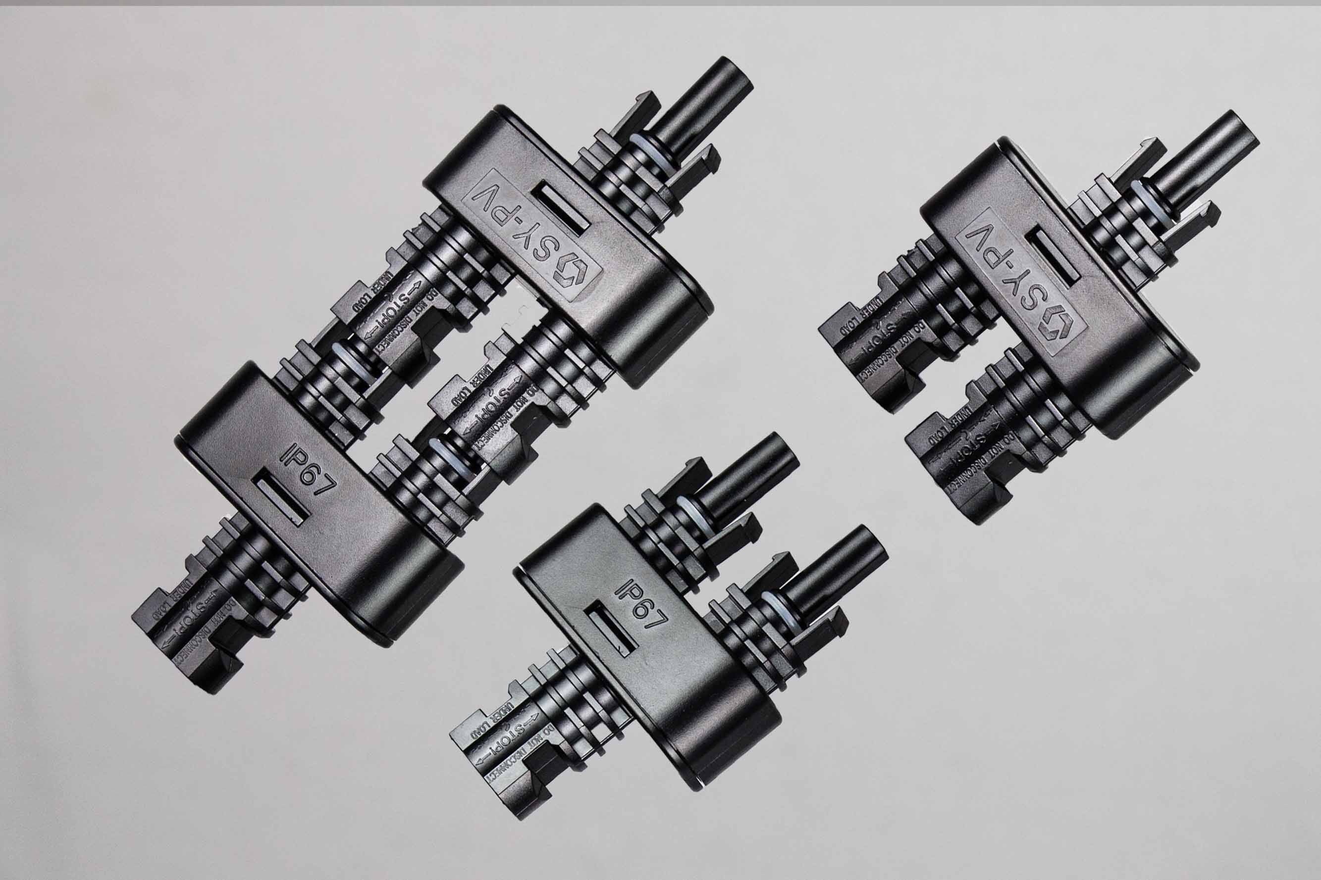 IP67 waterproof PV multi-branch connector for solar panel wiring, MC4 compatible, 30A, 1000V DC, high-reliability photovoltaic junction